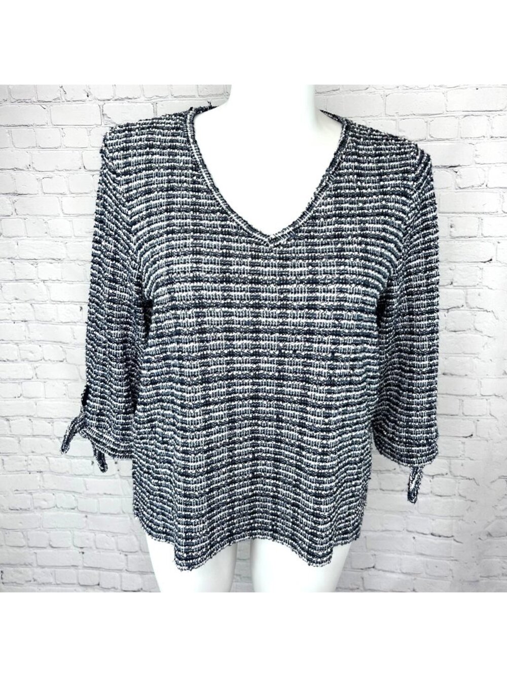 VINCE CAMUTO BLACK WHITE BLUE TIE SLEEVE SWEATER SHIRT - XL